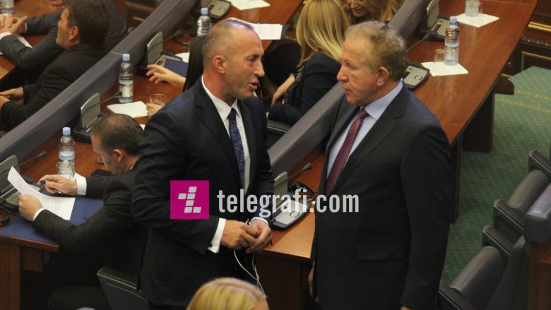 Haradinaj dhe Pacolli konsultohen mes vete para nisjes së seancës (Foto)