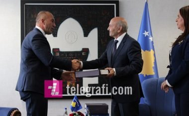 Nga sot Haradinaj zyrtarisht kryeministër, Mustafa ia dorëzoi postin (Foto)