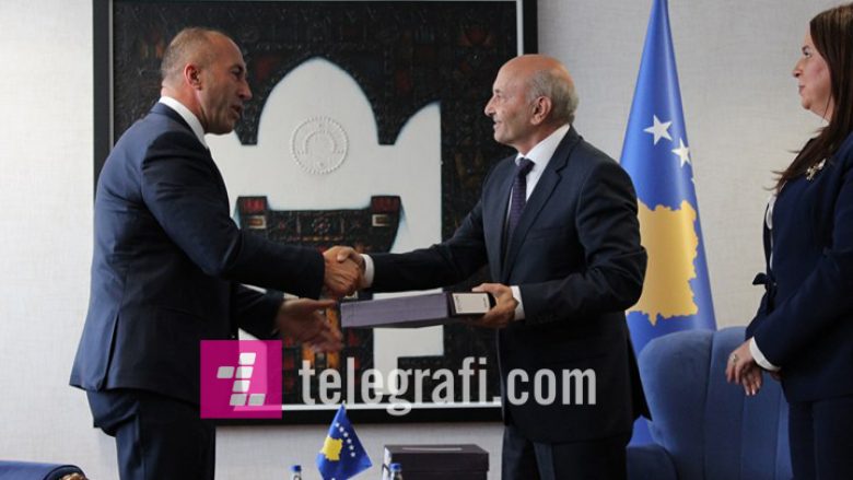 Nga sot Haradinaj zyrtarisht kryeministër, Mustafa ia dorëzoi postin (Foto)