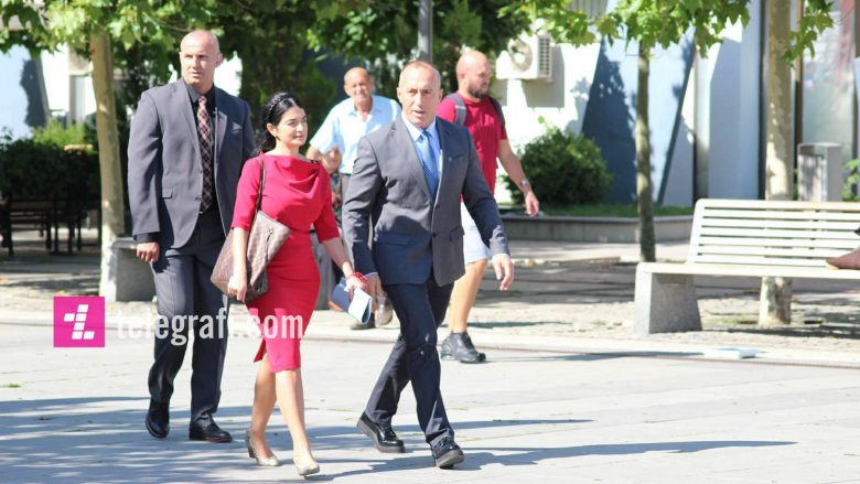 Kryeministri nuk përton të ecë shesheve të Prishtinës (Foto)