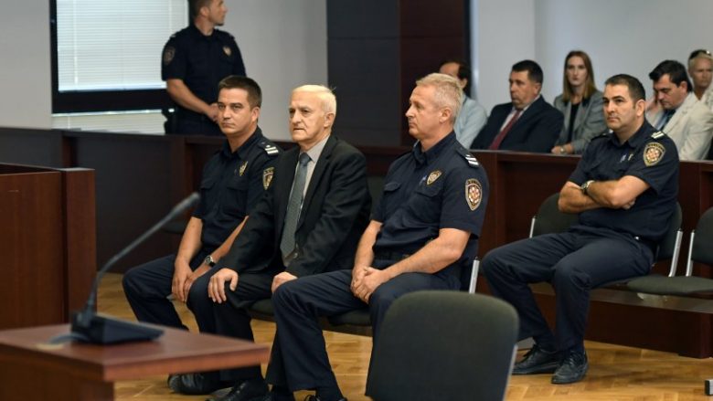 Momenti kur i shqiptohet dënimi “Kapiten Draganit” i akuzuar për krime lufte, dhe mënyra si e pranon (Foto/Video)