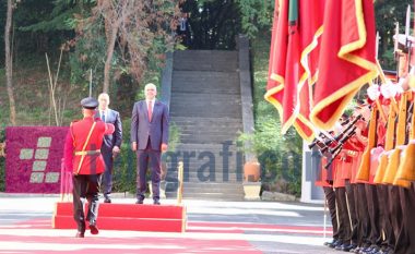 Kryeministri Haradinaj pritet me ceremoni shtetërore në Tiranë (Foto)