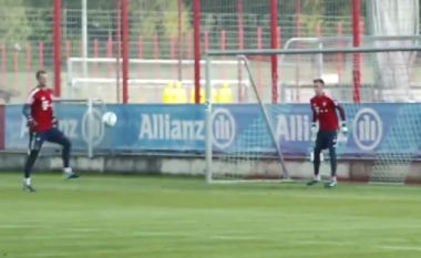 Neuer mahnitë në stërvitje, gol të tillë edhe sulmuesit më të mirë e kanë vështirë të shënojnë (Video)