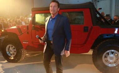 Arnold Schwarzenegger e ka prezantuar makinën e parë elektrike nga Hummer (Foto)