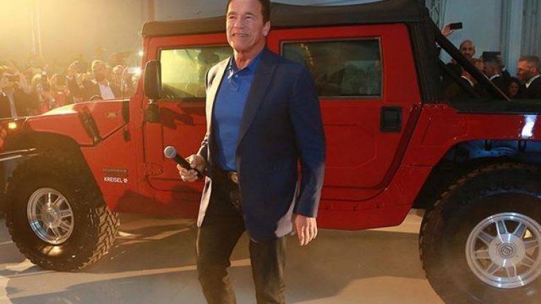 Arnold Schwarzenegger e ka prezantuar makinën e parë elektrike nga Hummer (Foto)