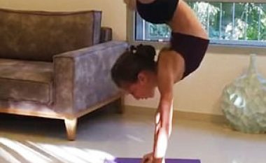 Atletja demonstron lëvizjet elastike (Video)