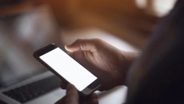 Skandal në Shqipëri, tre milionë numra telefoni dalin në shitje online
