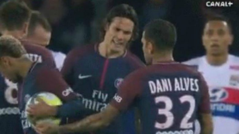 Dani Alves nuk e lejon Cavanin të ekzekutojë gjuajtjen e lirë, i jep topin Neymarit (Video)