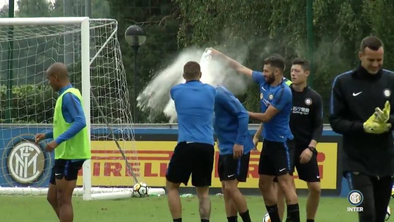 Icardi dhe Candreva e befasojnë D’Ambrosion për ditëlindje në stërvitje (Video)