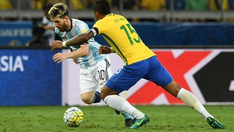 Paulinho zbulon se çfarë i tha Messi që e bindi të kalojë te Barça, e gjitha kjo gjatë një gjuajte të lirë në miqësoren Brazil-Argjentinë