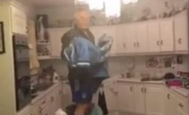 Detyroi babanë e moshuar të kapte lakuriqin që kishte hyrë në kuzhinë (Video)
