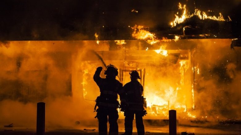 Zjarrfikësit shpëtojnë tre fëmijë nga zjarri në Kamëz (Video)