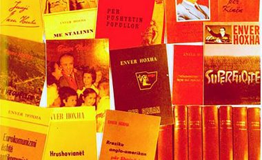 Viti 1967: Kur Enver Hoxha ndaloi Biblën e Kuranin dhe vendosi botimin e librave të tij