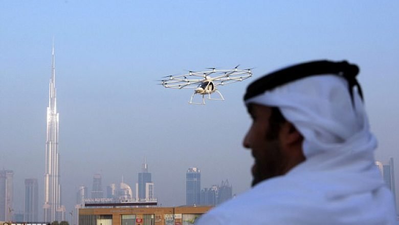 Dubai pritet të bëhet qyteti i parë që ofron shërbimin e taksive fluturuese pa pilot (Foto)