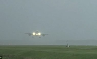 Erërat me shpejtësi deri në 130 kilometra në orë, vështirësuan aterrimin e aeroplanit (Video)