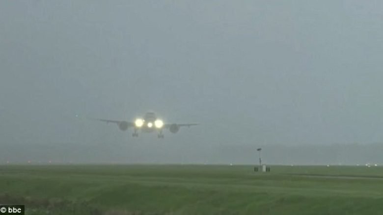 Erërat me shpejtësi deri në 130 kilometra në orë, vështirësuan aterrimin e aeroplanit (Video)