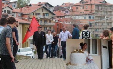 SOS Fshati i fëmijëve martoi një vajzë, me të gjitha adetet dhe ritet e një familjeje (Foto)