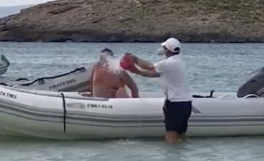 Fjeti në barkën e huaj, u bë i dhunshëm pasi e zgjuan dhe i kërkuan të largohet (Video)