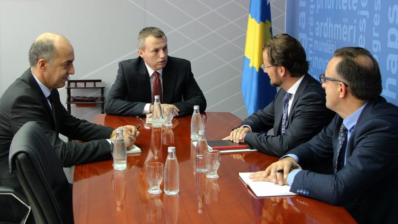 Ministri Reçica takon përfaqësuesin e FMN-së në Kosovë