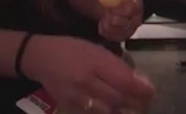 Fshehu unazën në vezën e çokolatës, partnerja nuk mund t’i besonte se po i propozon martesë (Video)