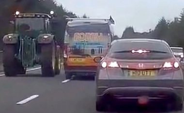 Momenti dramatik, kur furgoni për pak sa nuk u përplas me traktor (Video)