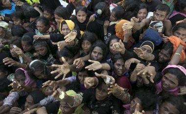 Fytyrat e dëshpëruara të grave dhe fëmijëve, të ikur nga terrori mbi myslimanët në Myanmar (Foto)
