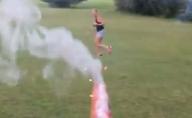 Hodhi fishekzjarrë në drejtim të gruas teksa luanin në kopsht (Video)