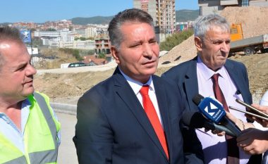 Ministri Lekaj inspektoi punimet e zgjerimit të rrugës në hyrje të Prishtinës