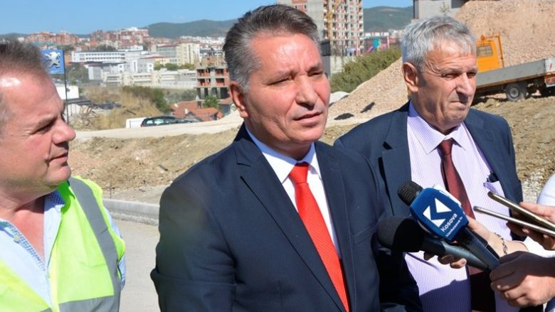 Ministri Lekaj inspektoi punimet e zgjerimit të rrugës në hyrje të Prishtinës