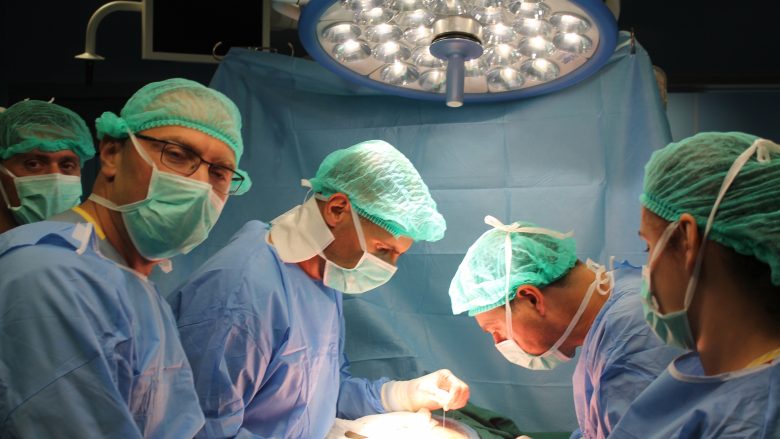 Ndërhyrjet kirurgjikale urgjente në Spitalin Amerikan, shpëtim jete për pacientët