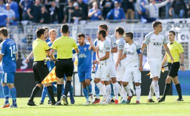 Gjesti josportiv në Gjermani, kundërshtari e ndal lojën për t’i ftuar mjekët në fushë, futbollisti vendas ia rrëmben topin dhe shënon gol (Video)