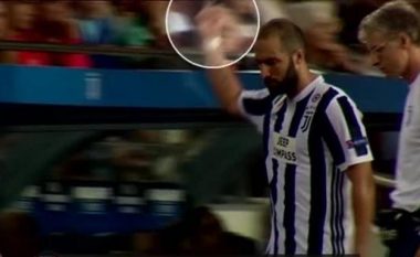 Higuain pas zëvendësimit bën një gjest të turpshëm që mund t’i kushtojë me dënim (Video)