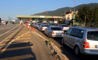 Kosovarët mësyjnë Shqipërinë, kolona të gjata në pikëkalimin kufitar (Foto)