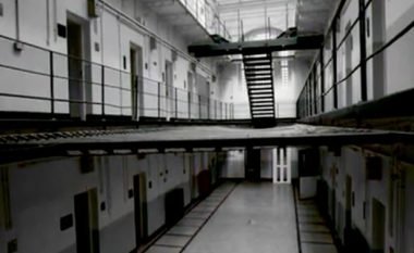 Një natë në burgun famëkeq, të “pushtuar” nga fantazmat e liga (Video)