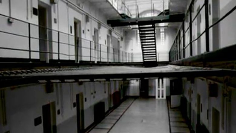 Një natë në burgun famëkeq, të “pushtuar” nga fantazmat e liga (Video)