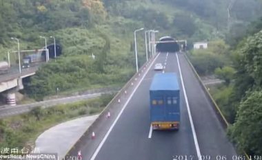 Kamioni përplaset, pasi shoferi kishte humbur kontrollin nga lodhja (Video)