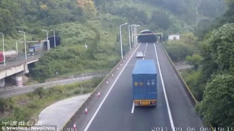 Kamioni përplaset, pasi shoferi kishte humbur kontrollin nga lodhja (Video)