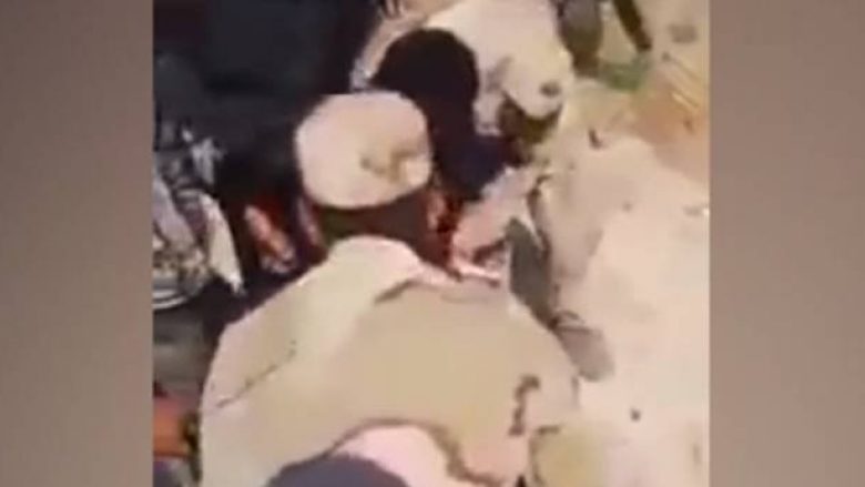 Pamje të tmerrshme: “Militantët e ISIS-it” hidhen drejt një shkëmbi, më pas qëllohen me plumba (Video,+18)