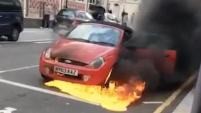 Makina përfshihet papritmas nga flakët, të pranishmit shpëtojnë pa lëndime (Video)