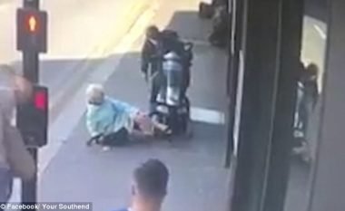 Motoçiklisti goditi të moshuarën që po ecte nëpër trotuar (Video)