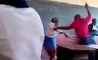 Mësimdhënësi rrah brutalisht nxënësen, nxënësit tjerë qeshin (Video)