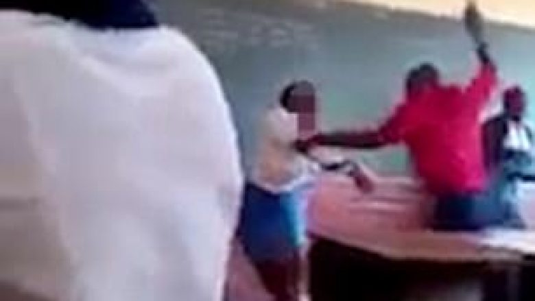 Mësimdhënësi rrah brutalisht nxënësen, nxënësit tjerë qeshin (Video)