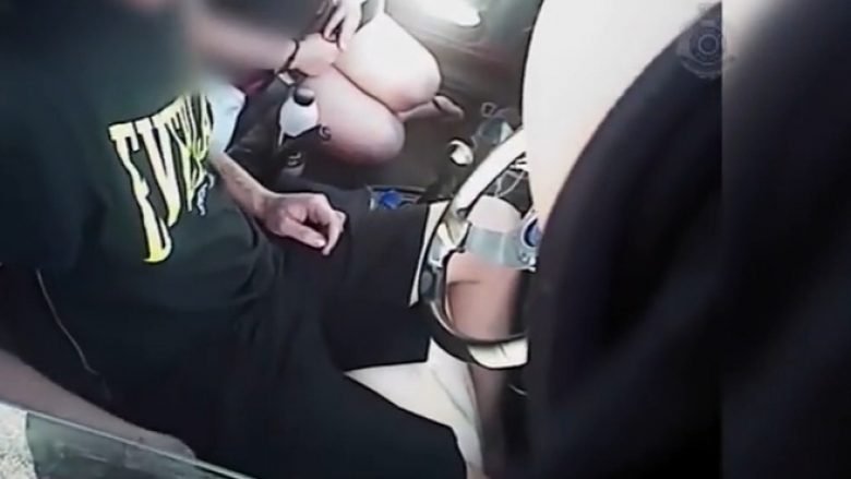 Ndalohet shoferi që voziste pa karriget e pjesës së përparme (Video)