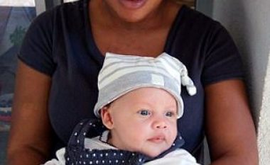 Nëna me ngjyrë lindi fëmijën e bardhë me sy të kaltër (Video)