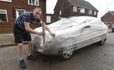 Parkojnë para shtëpisë së tij, makinat ua mbulon me folie najloni (Foto)