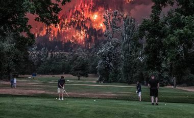 Pasaniku injorant vazhdonte të luaj golf, pranë malit të përfshirë nga zjarri (Foto)
