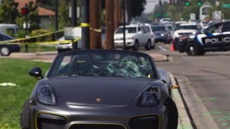 Porsche del nga rruga dhe përplasë 11 persona, asnjë prej tyre nuk merr lëndime të rënda (Video)