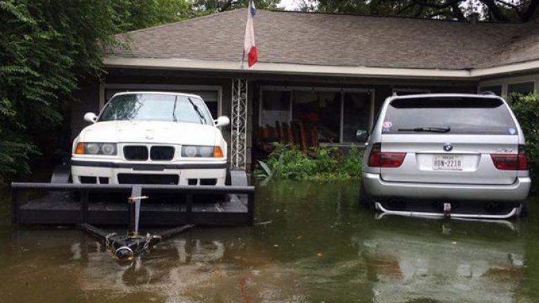 Pronari i përkushtuar ndaj veturave, nuk lejoi t’i dëmtohen nga ujërat e stuhisë (Video)