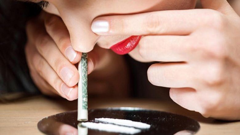 Përdoruesve të drogës iu është shpërndarë kartela kontroverse, për të ndarë sasinë si duhet (Foto)