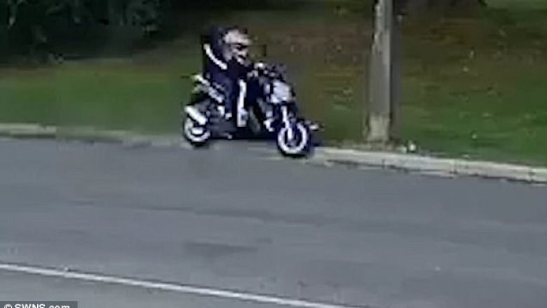 Përplasen keq me motoçikletën e vjedhur (Video)